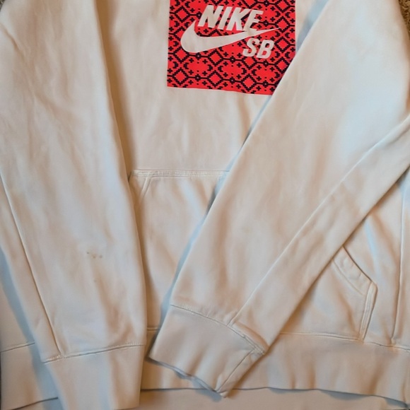 Nike SB White Hoodie with Red Pattern - Picture 4 of 5